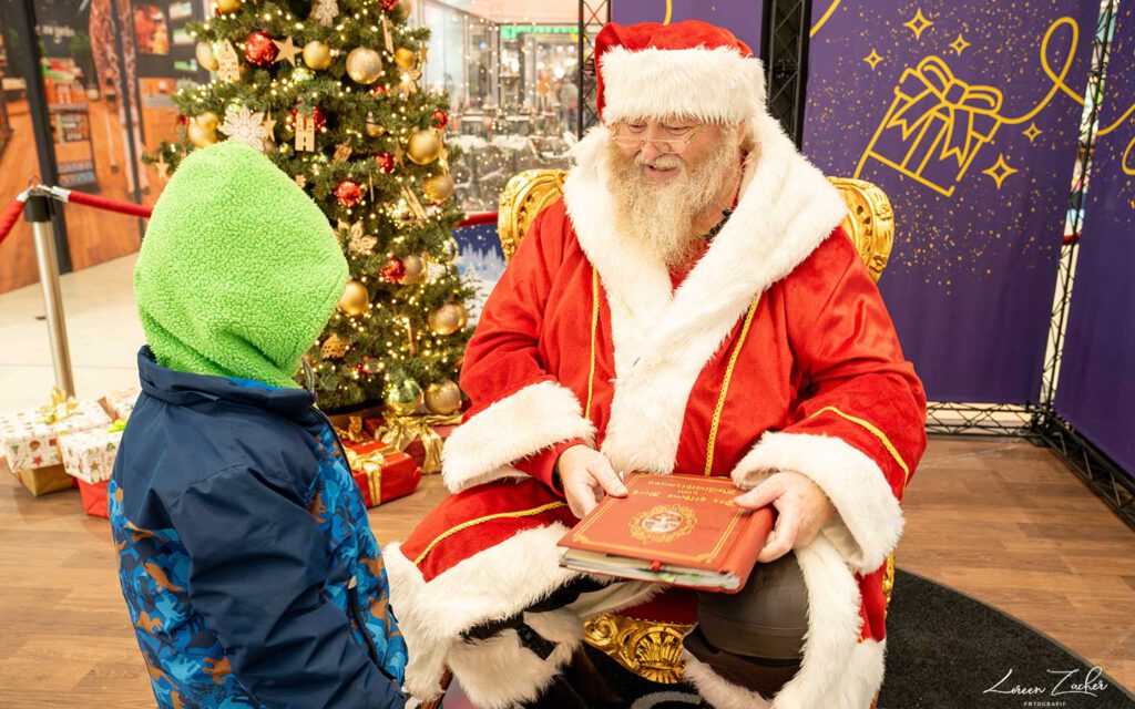 Süßigkeiten und Geschichten: Ein unvergesslicher Besuch vom Weihnachtsmann